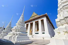 泰国曼谷瓦拉鲁斯兰的白chedi (stupas)