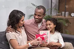 非裔美国人的女儿和丈夫在母亲节给妻子送礼物