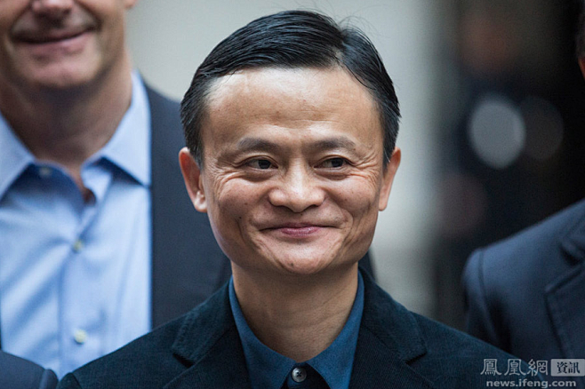 阿里上市现场：马云现场玩自拍 李连杰等到...