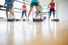 教练与健身班进行踏步健美操练习