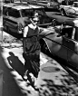 奥黛丽·赫本（1929.5.4—1993.1.20），著名影星，奥斯卡影后，世人敬仰她为“人间天使”。身为好莱坞最著名的女星之一，她以高雅的气质与有品味的穿着著称。1999年，她被美国电影学会选为百年来最伟大的女演员第3名。赫本晚年投身于慈善事业，是联合国儿童基金会亲善大使的代表，1992年被授予“总统自由勋章”。作为亲善大使，她不时举办一些音乐会和募捐慰问活动，造访一些贫穷地区的儿童，足迹遍及亚非拉许多国家。