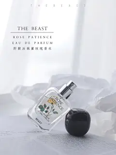 100瓶香水|小众荔枝玫瑰香 : 野兽派的第一瓶香水「耐心」 ROSE PATIENCE佩薰玫瑰 从圆筒包装盒到圆润厚实的瓶盖 从全隐形的吸管到高透度的瓶身 每一处细节都拿捏的恰到好处 - 它的寓意有些动容 “有耐心等一朵玫瑰彻底绽放