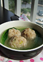 莲藕  
盐  
姜末  
淀粉  
盐  
五花肉  
葱末  
生抽  
香油  
作法
1.莲藕去皮洗净，五花肉洗净；
2.将五花肉和莲藕切块，分别入进搅拌机打成碎末；
3.在肉末和莲藕里调入盐、葱末、姜末、料酒、生抽、淀粉、香油，搅拌均匀；
4.将莲藕肉馅揉成圆球状；
5.锅内入水，烧开后放入莲藕肉丸，调入盐，煮5分钟即可。