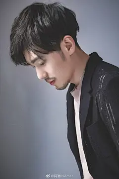 白宇  
我是哥哥的美图派啊 品一品哥哥的美颜啊 虽然哥哥有很多沙雕表情包 但是想安利哥哥的美颜啊！！！
@白宇WHITE ​​​​