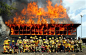 【摄影】《Learning To Fight Fire》，2005年4月4日，美国佛州，来自印第安河社区学院火灾科学系的33位师生合影，身后是他们用于练习灭火的三层房屋，摄影来自Paul J. Milette