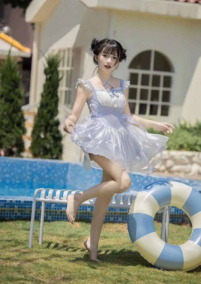 泳装照女孩