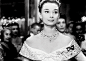 【奥黛丽·赫本《罗马假日》试镜镜头】1953年，25岁的奥黛丽赫本在《罗马假日》中第一次出演女主角，然后，她就成了我们永远的公主。。。GIF