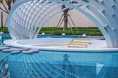 喧嚣之外，光影之间，镜中的世界 | 红星铂瑞花园 : 水中倒影出建筑、树枝、星辰和天空，更映射出人的心境。