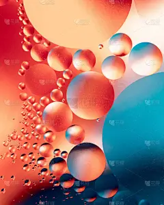不同尺寸的多色气泡