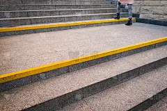 波兰华沙，楼梯上的黄色警示线，城市标识