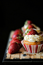 Strawberry and Chocolate Chip Cupcakes #赏味期限#