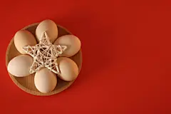 蛋白质，食物，美食，新鲜鸡蛋，水煮蛋，年味健康，蛋壳，鸡蛋，白色，营养，红色，易碎，复活节，早餐，蛋壳，818A6769 – 饿狐背景网站-微距高清设计素材免费图片下载海报壁纸摄影背景素材，背景图，背景墙，背景板，背景图片，背景纹理，背景板设计，背景材质，背景大图