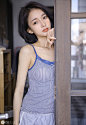 眉清目秀清爽漂亮短发美女姐姐背心短裤着装显苗条白皙好身材 - 搜优图片网