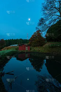 红色的农舍和月儿倒映在池塘里