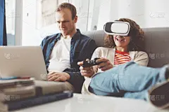 家庭生活,异性恋,网络空间,快乐,桌上玩具,游戏手柄,操纵杆,3D眼镜,虚拟现实模拟器,做