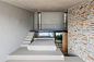 印际 - Mold Architects x Ncaved 住宅 : 位于希腊塞里福斯岛一个隐蔽的岩石小海湾的斜坡住宅，由当地的建筑事务所Mold Architects设计。工作室在斜坡上应用了一个矩形网格，以产生一个立体的“棋盘”，容纳并同时隔离居住区域。这种严格的几何形状随着网格最后轴线的旋转而停止，这为生活区提供了更大的视野。轴线的移动显著地加强了透视感，因此住宅的印记在上升的概念末端显得最小。