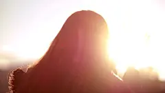 浪漫的女人玩弄太阳的光芒
