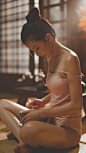 正在低头吃西瓜的丸子头美女高清手机壁纸