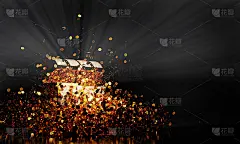 许多黄金的硬币在一个金色的古董宝箱和下落到地面用于好运和爱尔兰概念。黑色背景上的宝藏和地板上的倒影。