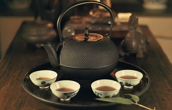 茶是温和的，内敛的，不动声色的。因为无言...