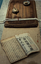 昨日邻家乞新火，晓窗分与读书灯。 ​​​​