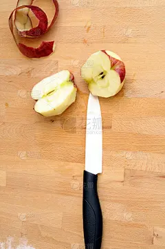 用陶瓷刀垂直切苹果