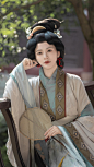 朱照：捻过花 落了白。#国风 #东方美学 #汉服写真 #氛围感