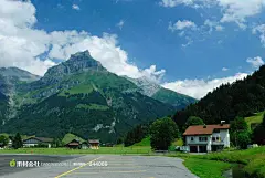 路边的高山与房子摄影背景桌面壁纸图片素材