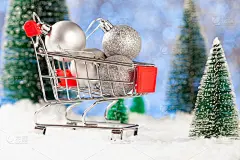 购买圣诞树装饰品。超市购物篮里的圣诞小银球
