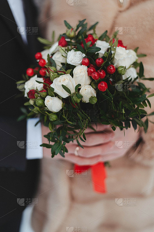 新娘捧花特写。一束红色和白色的花
