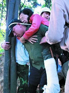 半山腰驴友摔伤 志愿者背她下山