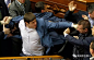 乌克兰议会聚众斗殴，议员打架，打出了黄金比例，打出了古典油画
哈哈哈！