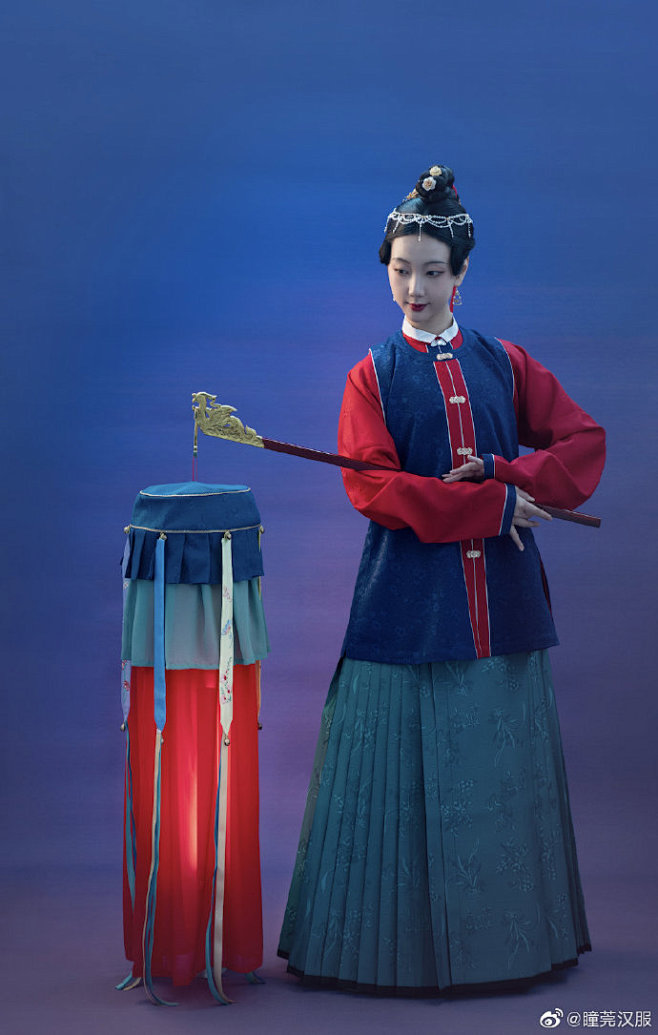 【绛纱灯】 这款美貌的绛纱灯参考古画制作 圆顶灯盖圈金，六角缀铃和飘带 夜晚灯光透过红纱朦胧点亮 阳光下微风过处又飘带摇曳 拍照必不可少的道具 ...