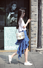街拍更新-夏天你更喜欢穿牛仔短裤还是裙子呢？女孩们来回答 ​​​​