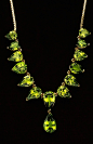 非常罕有
 The yellow gold necklace is set with 14 pear-shaped faceted tsavorite garnets (rare and very prized brilliant green). They have a total weight of 30.79 carats and are a beautiful medium yellowish-green color.