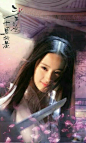 刘亦菲，1987年8月25日出生于湖北省武汉市，影视女演员、歌手，毕业于北京电影学院2002级表演系本科班。

2002年出演《金粉世家》和《天龙八部》步入演艺圈，2004年主演《仙剑奇侠传》人气大增。2006年主演《神雕侠侣》中的“小龙女”一角而受到更广泛关注，同年发行首张个人专辑《刘亦菲》。2008年与成龙、李连杰出演好莱坞电影《功夫之王》。在2009年4月的“80后新生代娱乐大明星”评选活动中，成为内地“四小花旦”之一。2011年主演的电影《新倩女幽魂》和《鸿门宴》以及2012年主演的电影《四大名捕