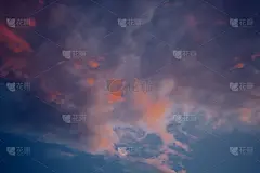 天上的世界概念。暗紫蓝粉自然明亮的晚霞天空积云。背景自然颜色的傍晚云景全景。理想的设计壁纸
