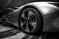 柏林-2014 年 11 月 28 日: 陈列室。宝马 i8，首次推出的宝马概念视觉的高效动力，是由宝马黑色和白色的插电式混合动力跑车