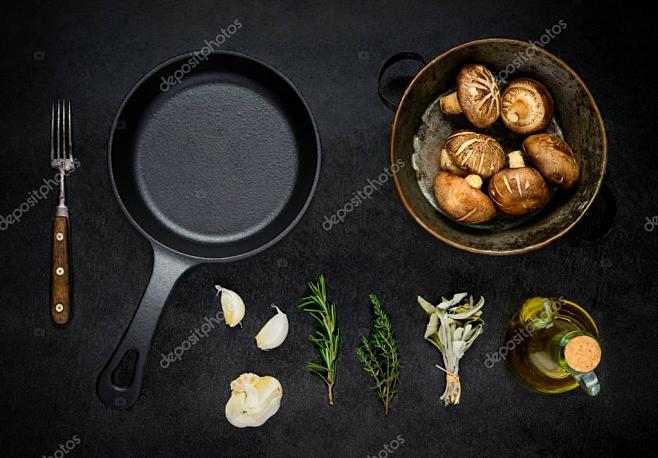 顶视图的蘑菇，烹饪原料和铁煎锅
