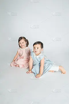 幸福的家庭，小女孩小男孩穿着睡衣在卧室里玩耍