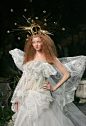 #VOGUE时光机# Lily Cole在Dior 2005秋冬高定系列秀场，翩翩纱裙幻化出一双精灵的翅膀 ​​​​