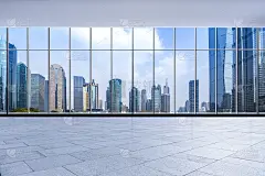 透过玻璃窗可以看到全景的天际线和建筑物