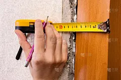 用铅笔测量墙壁