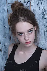 近距离的肖像迷人的金发女孩