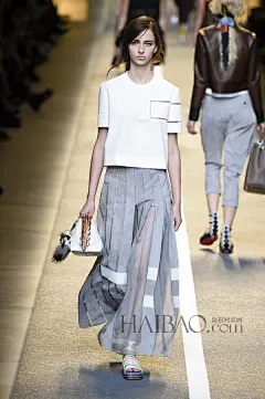 柔和、冷静的摩登建筑感！芬迪 (Fendi) 2015春夏女装秀，海报时尚网带你亲临2015春夏米兰时装周_第10页_Fendi