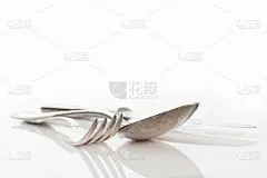 白色背景上的银质餐具
