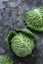 深色背景上的新鲜卷心菜。从上往下看。本空间