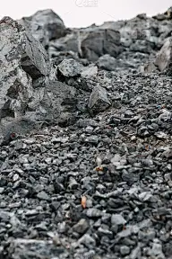 挖掘的过程。岩石开采。大的灰色的石灰岩。