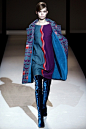 [Alberta Ferretti_2011_秋冬] 清晰区分的理念在一开始就明确表现出来：外套里面两相交替的螺旋图案，其鲜明的轮廓和Ferretti上季展示的透明裸色雪纺绸形成对比。色彩都很浓烈：紫红、深绿、铁蓝。设计师采用了一种新鲜而较短的比例，但是她贯穿全场的天鹅绒长统靴和拖地卡夫坦长袖衣服，正意味着很少有机会看见裸露的皮肤。即使纯色裤装很有魅力，你还是可以感觉到Ferretti在和来自日装礼节的挑战作斗争。