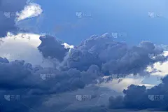 暴风雨来临前，城市上空乌云密布，